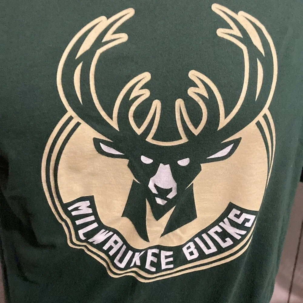 Milwaukee Bucks NBA Fanatics T Shirt. Size M - Picture 2 of 6